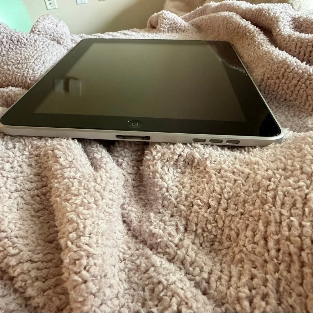 Old School Apple iPad - 16G